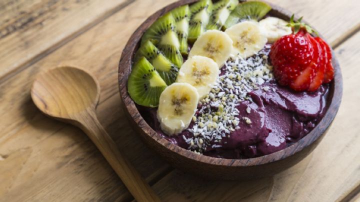 Prepara tu desayuno en tan solo unos minutos con este açaí bowl de frutos rojos 