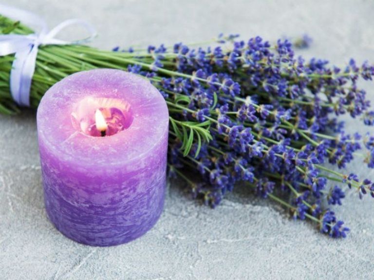 Las velas aromáticas de lavanda pueden reducir el estrés