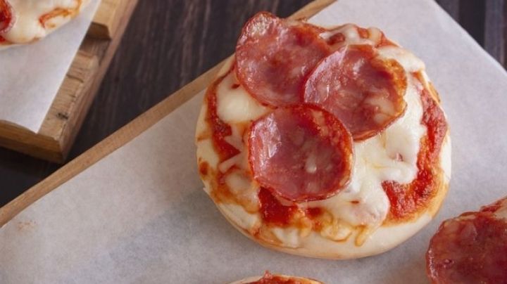 Una receta muy divertida para los niños; mini pizzas de pepperoni al sartén
