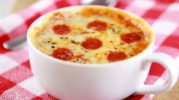 ¡En taza y con bolillo! Sorpréndete con esta rica pizza preparada en taza