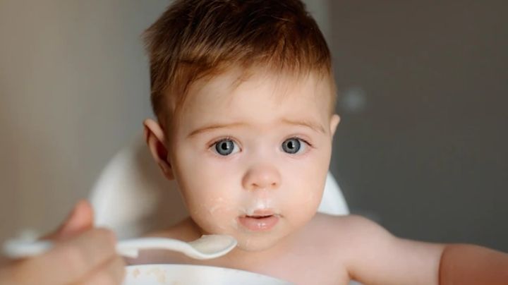 ¿Tu bebé ya puede comer papillas? Esta es la cantidad de cucharadas que debes darle según su edad