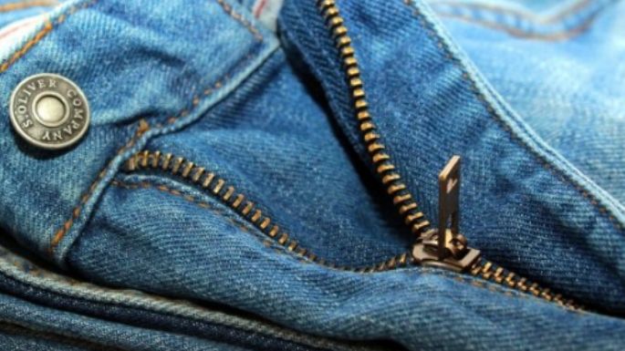 ¿Tus jeans están muy ajustados? 2 métodos para estirarlos sin dañarlos