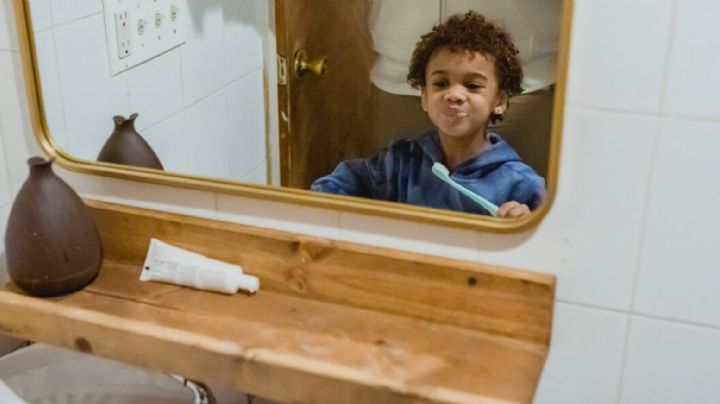Pasos para enseñarles a tus hijos la manera correcta de lavarse los dientes