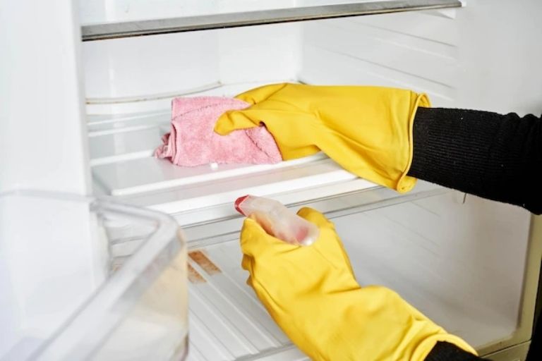 Devuelve lo blanco a tu refrigerador y microondas 