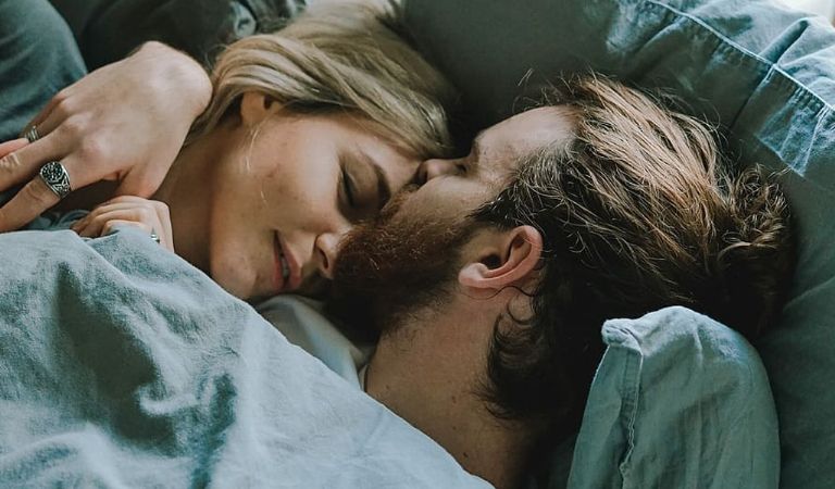 Dormir en pareja mejora el sueño