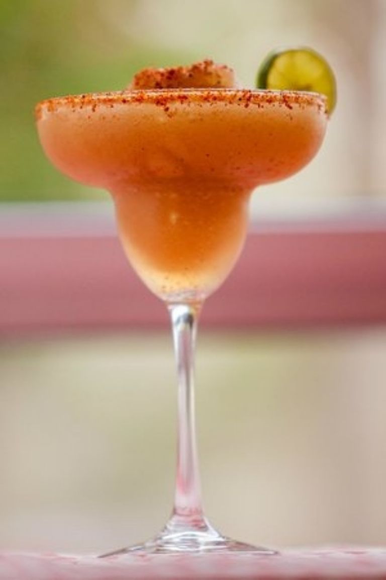 Margarita de tamarindo con chile escarchado
