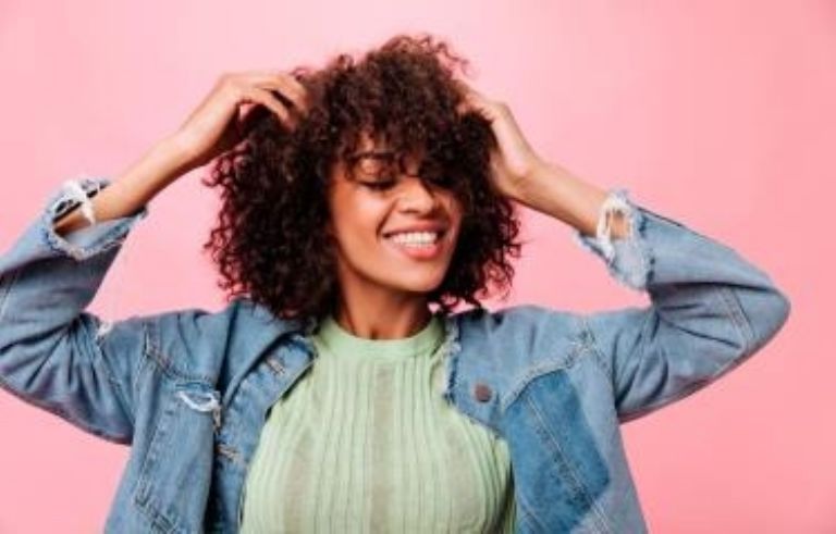 Cabello rizado debe ser cuidado más durante el verano