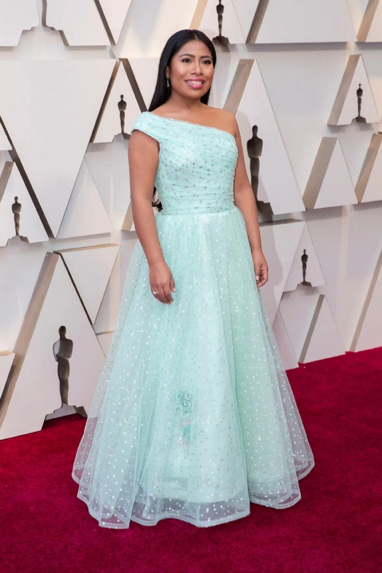 Yalitza luciendo un Rodarte a la medida en los premios Oscar