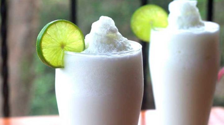 Refresca tu cuerpo con un vaso de limonada de coco con hielo picado