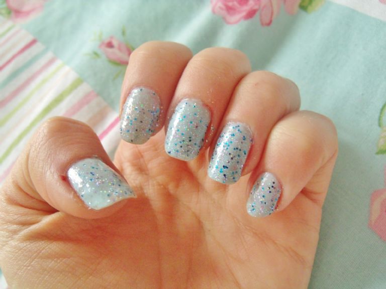 Manicura baby blue con brillos