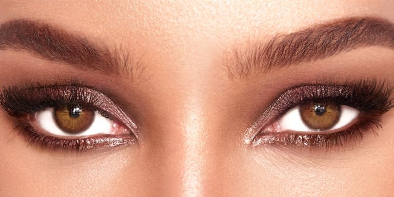 Aclara los ojos marrones con sombras de brillos