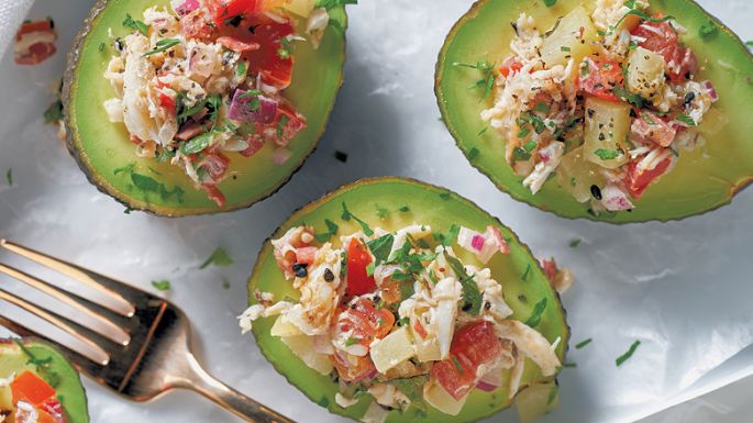 Ten una cena ligera y nutritiva con esta receta de aguacates rellenos de surimi