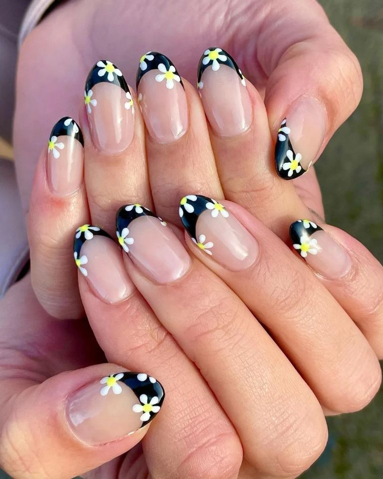 Uñas con diseños florales para esta ocasión especial