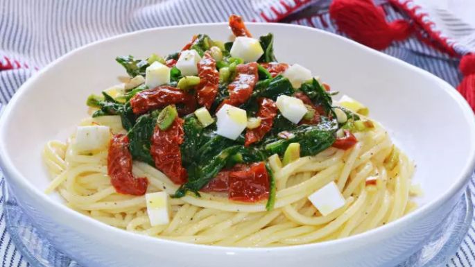 Cremosa y exquisita: Prepara pasta con espinaca y jitomate para toda a familia