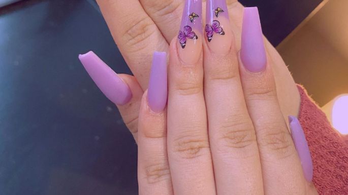 Uñas con mariposas: Diseños en color morado para unas manos alegres y llenas de magia