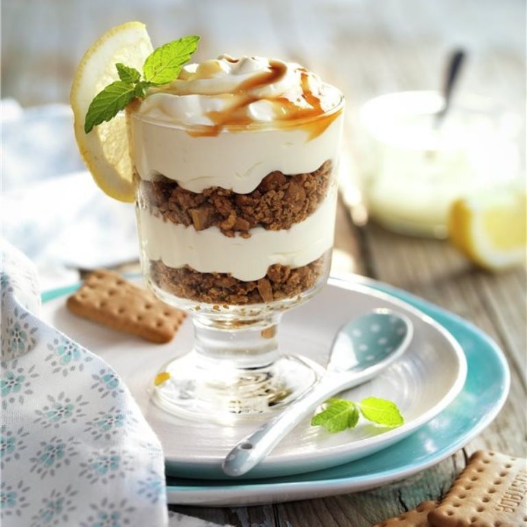 Postre de galletas, cajeta y crema batida