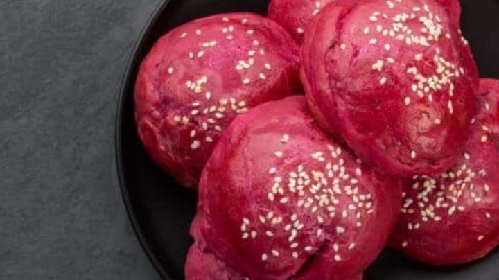 Dale un giro a las hamburguesas con esta preparación de pan rosa