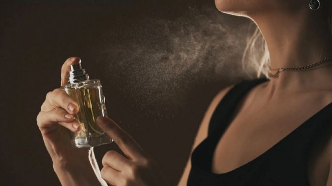 Así es cómo debes aplicarte el perfume para atraer la abundancia a tus días