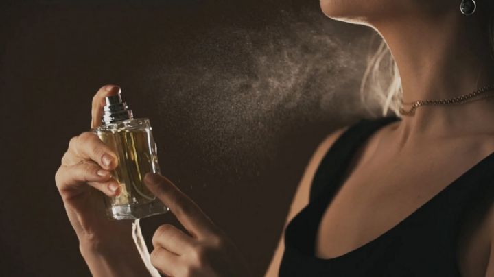 Así es cómo debes aplicarte el perfume para atraer la abundancia a tus días