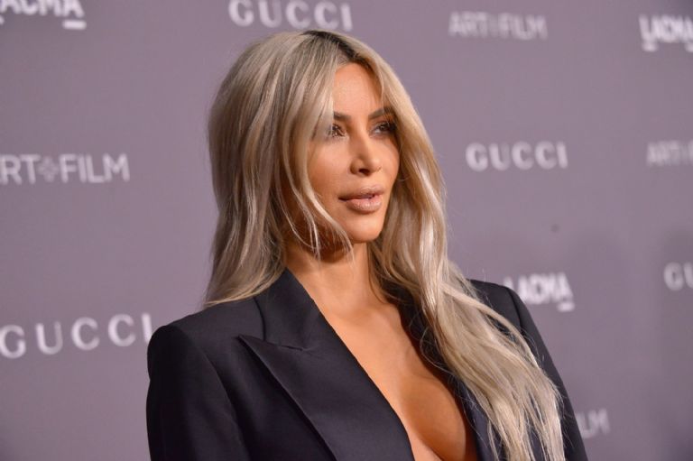 Kim Kardashian rubio platinado