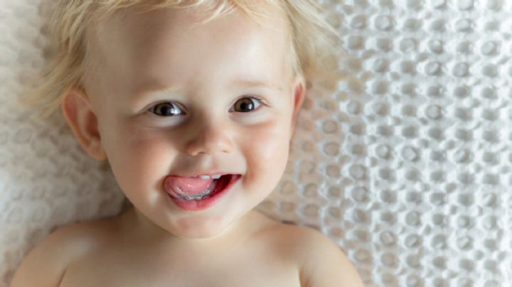 Así es cómo debes limpiar la lengua de tu bebé para proteger su salud bucal
