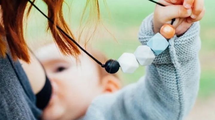 Collar de lactancia: El artículo que estimulará la coordinación óculo-manual de tu bebé
