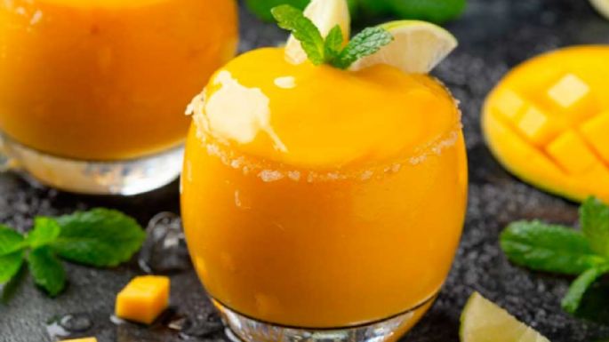 No tires las cáscaras del mango y prepara un batido delicioso para refrescarte