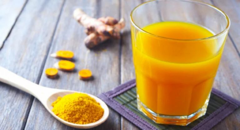 jugo de naranja con cúrcuma