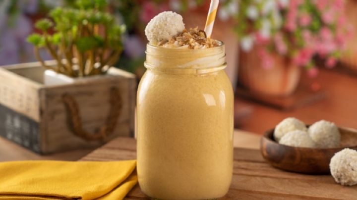 Refresca el inicio de semana con esta deliciosa malteada tropical de mango y coco