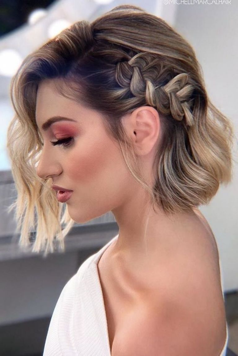 Peinado con trenza lateral para un estilo romántico