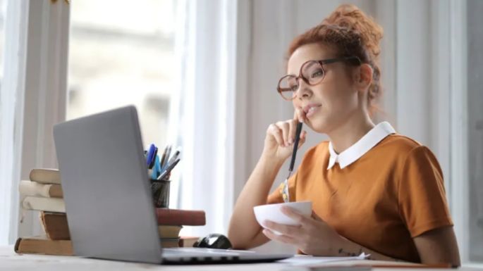 ¿Comes frente a la computadora? Después de leer el riesgo que corres dejarás de hacerlo