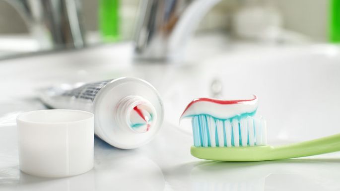 El cepillo dental también se ensucia: Aleja los gérmenes con 2 métodos de limpieza efectivos