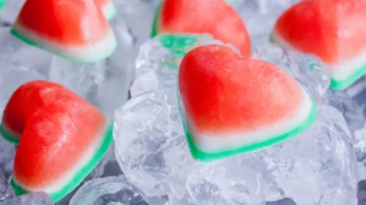 Mejora el sabor de tus bebidas con estos cubitos de hielo dulces de sandía