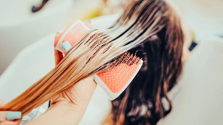 Esta es la cantidad de minutos que debes dejar actuar el tinte sobre el cabello