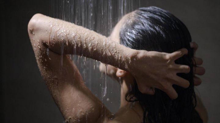 Deja de lavarte el rostro durante la ducha; entérate de cuál es el motivo