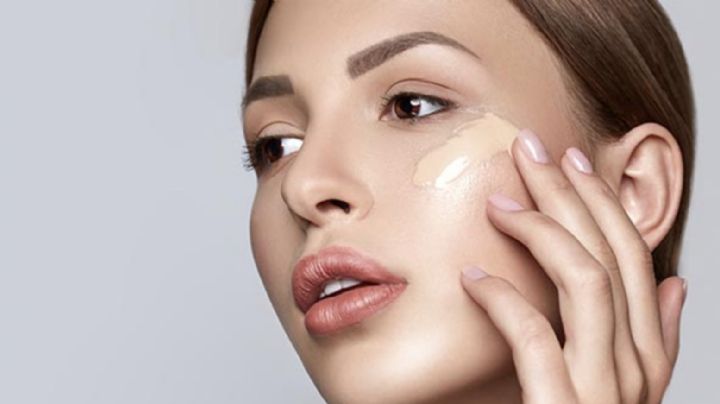 Descubre la razón por la que aplicar tu base de maquillaje con los dedos es bueno