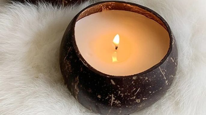 Dale un aroma veraniego a tu habitación con este tutorial para hacer velas de coco