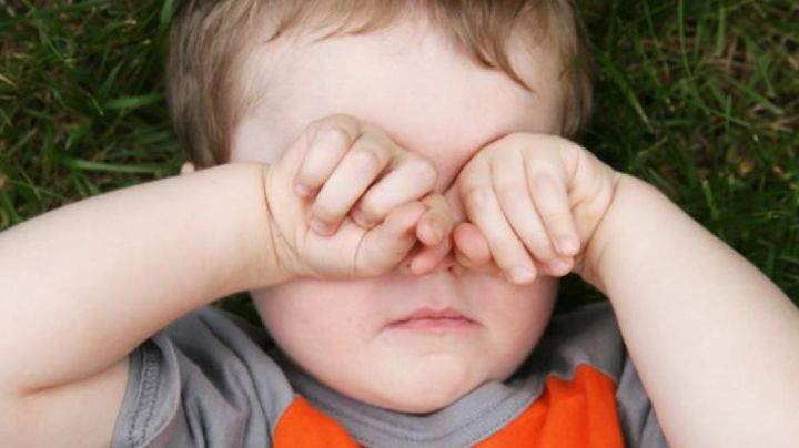 Frotarse los ojos es una pésima idea; te explicamos cuáles son las consecuencias