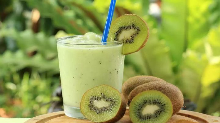 Complementa tu desayuno con un nutritivo batido de kiwi, pera y perejil
