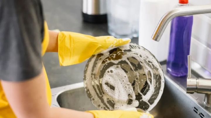 Sigue este paso a paso para quitar el mal olor a tus platos al lavar trastes