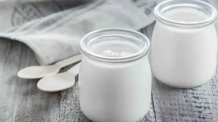 Saca el yogur de la cocina y úsalo en tu rutina de belleza con 3 tratamientos naturales