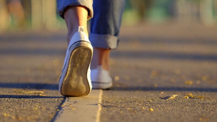 3 maneras en las que puedes bajar de peso solo con caminar, según Harvard