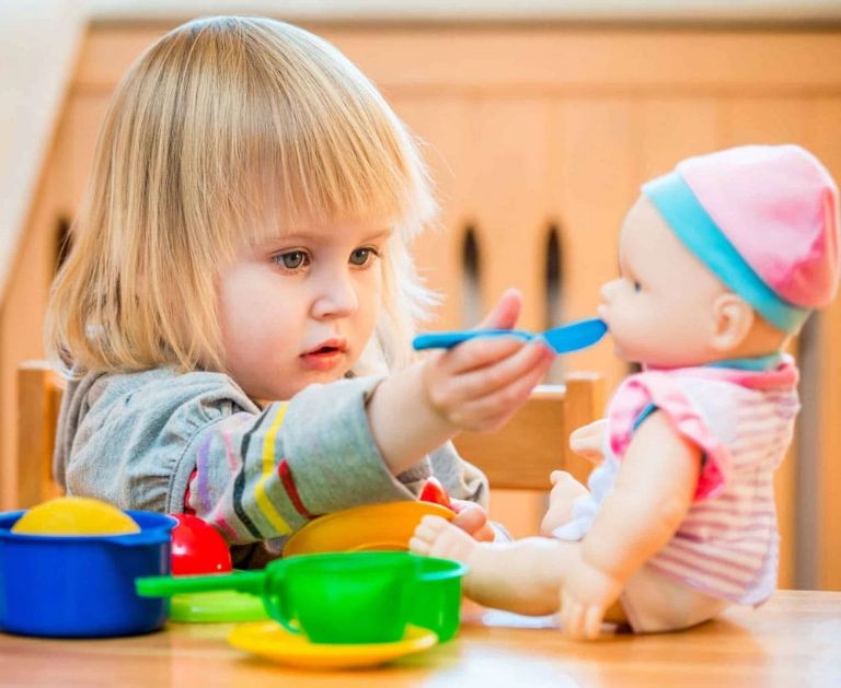 Niños hablando solos