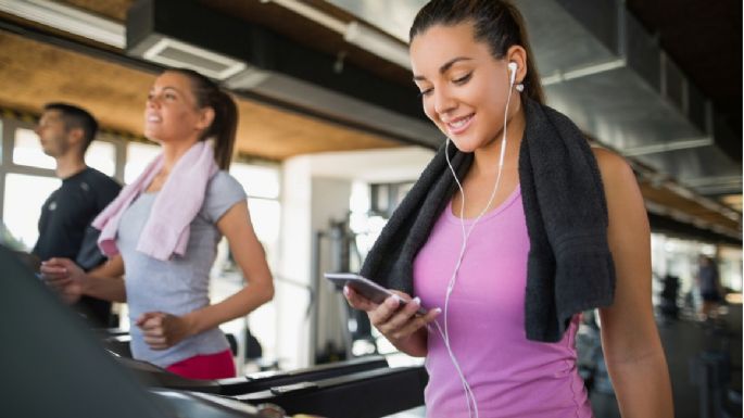 Conoce el motivo por el que es mala idea correr con el celular en la mano