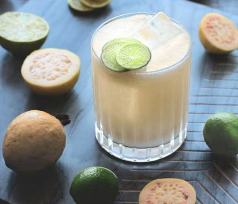 Agua de limón y guayaba 