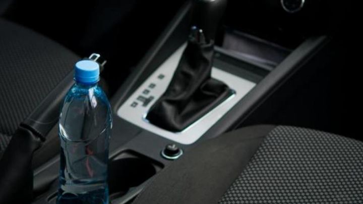 Dejar una botella con agua dentro de tu automóvil puede producir un incendio