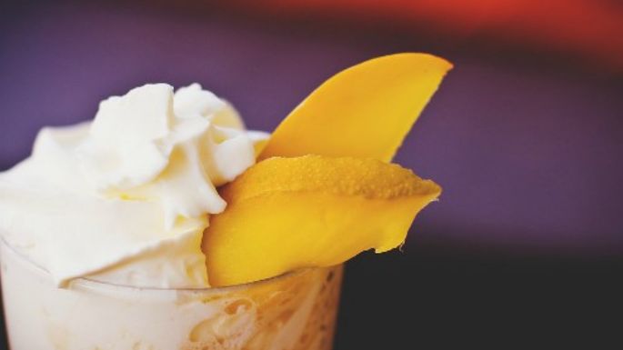 Espuma de mango bañada de licor de caramelo; te compartimos la receta
