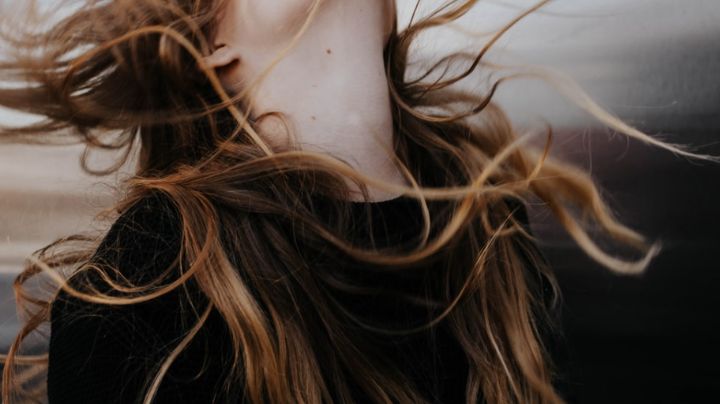 Es posible secar tu cabello al aire sin que aparezca 'frizz'; te decimos cómo