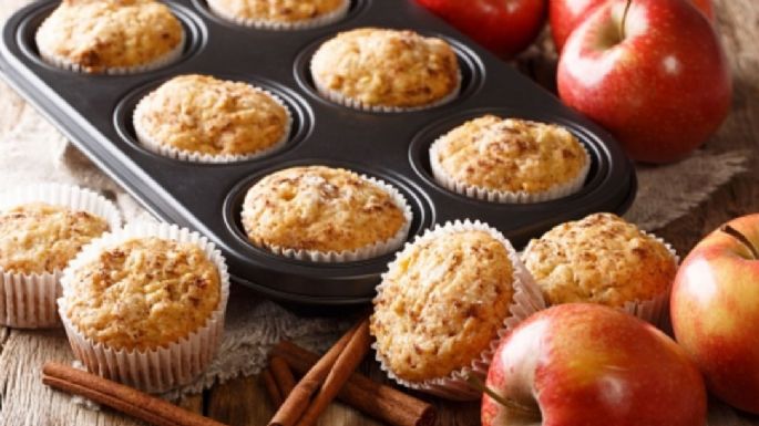 No dejes de probar estos suaves muffins con sabor a manzana y canela