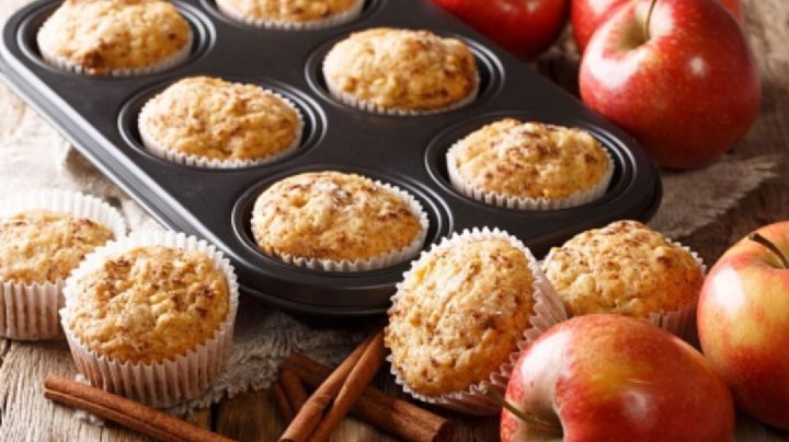 No dejes de probar estos suaves muffins con sabor a manzana y canela